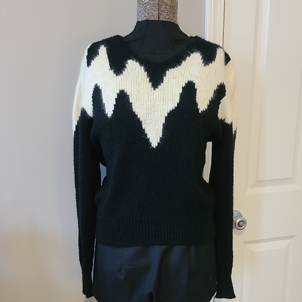 Vintage 1980's Imari Black and White Women's Sweater Size Medium